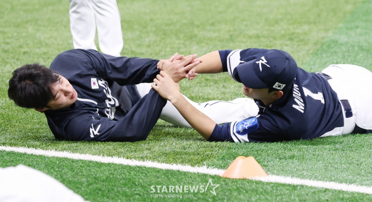 [포토] 원태인-문동주 '이 손 놓지 말자'