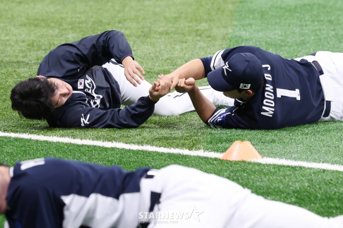 [포토] 원태인-문동주 '손 잡고 꺄르르 꺄르르'