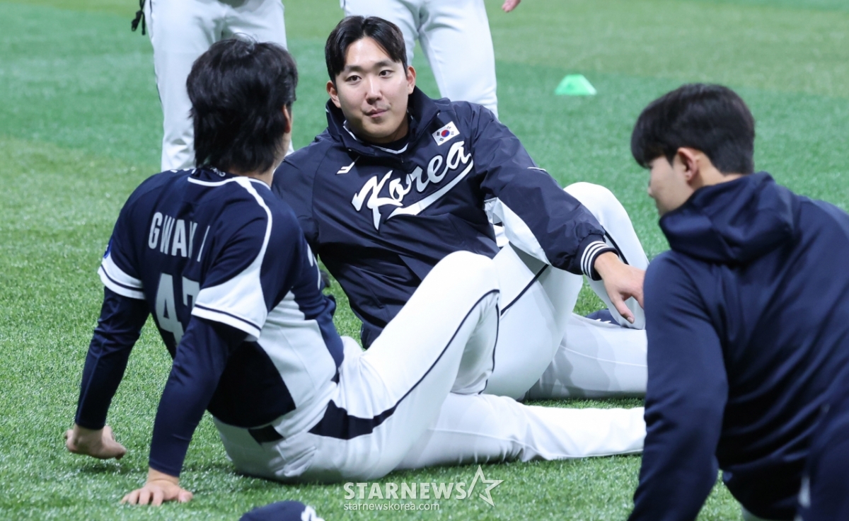 [포토] 손주영, 곽빈 바라보는 시선에 애정이 듬뿍