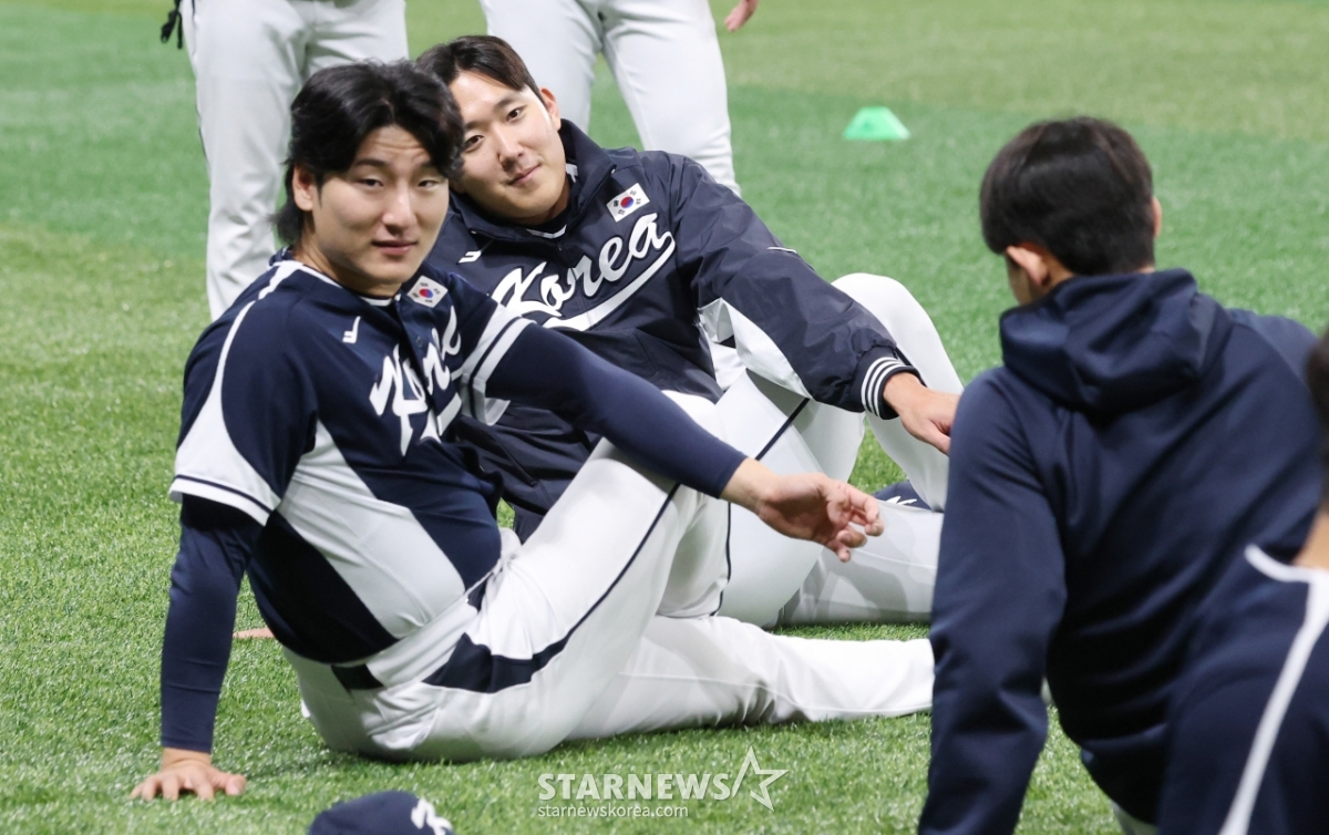 [포토] 곽빈 '손주영 눈빛이 부담스러워'