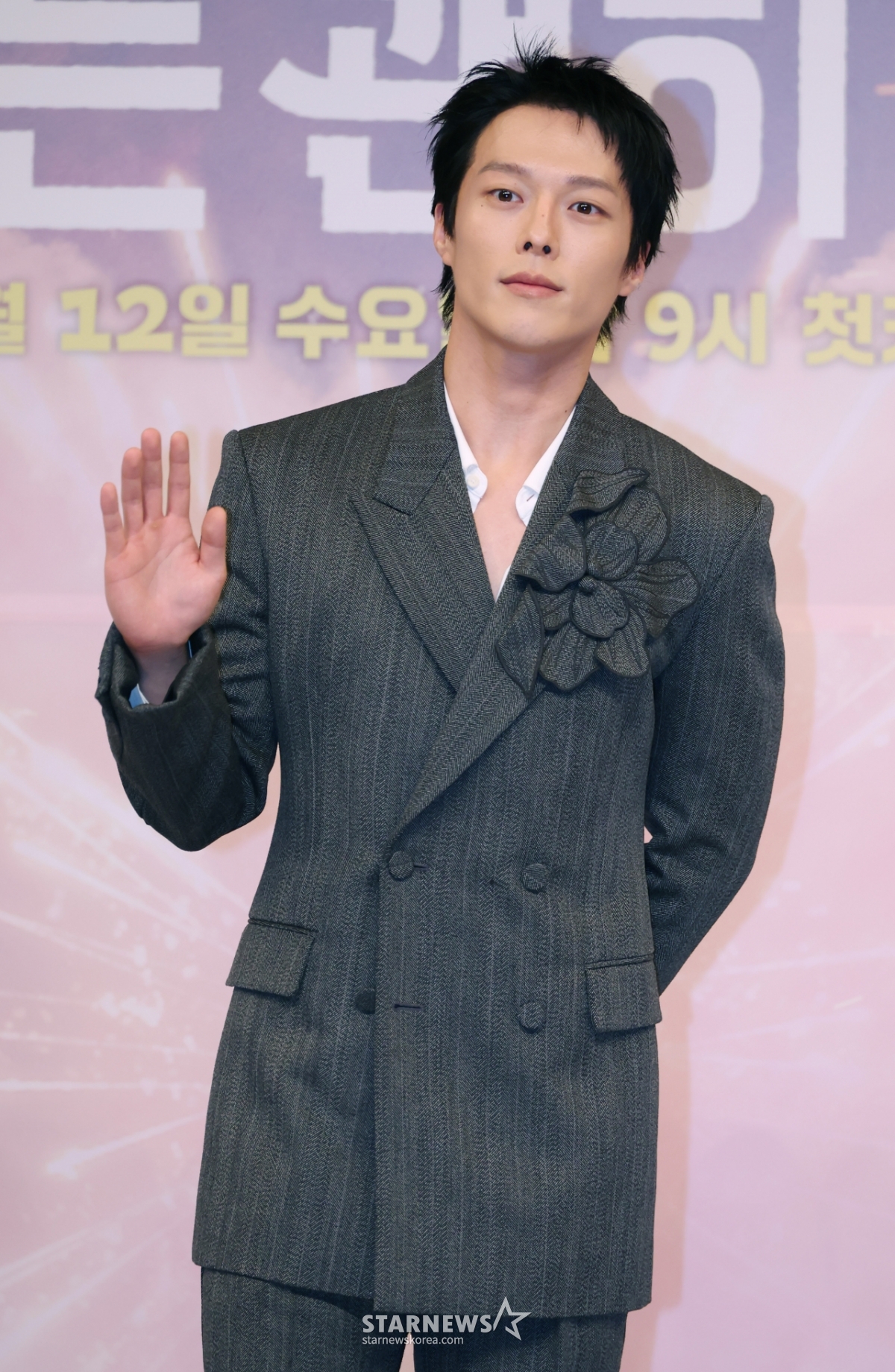 장기용 '여심 잡는 손인사'[★포토]