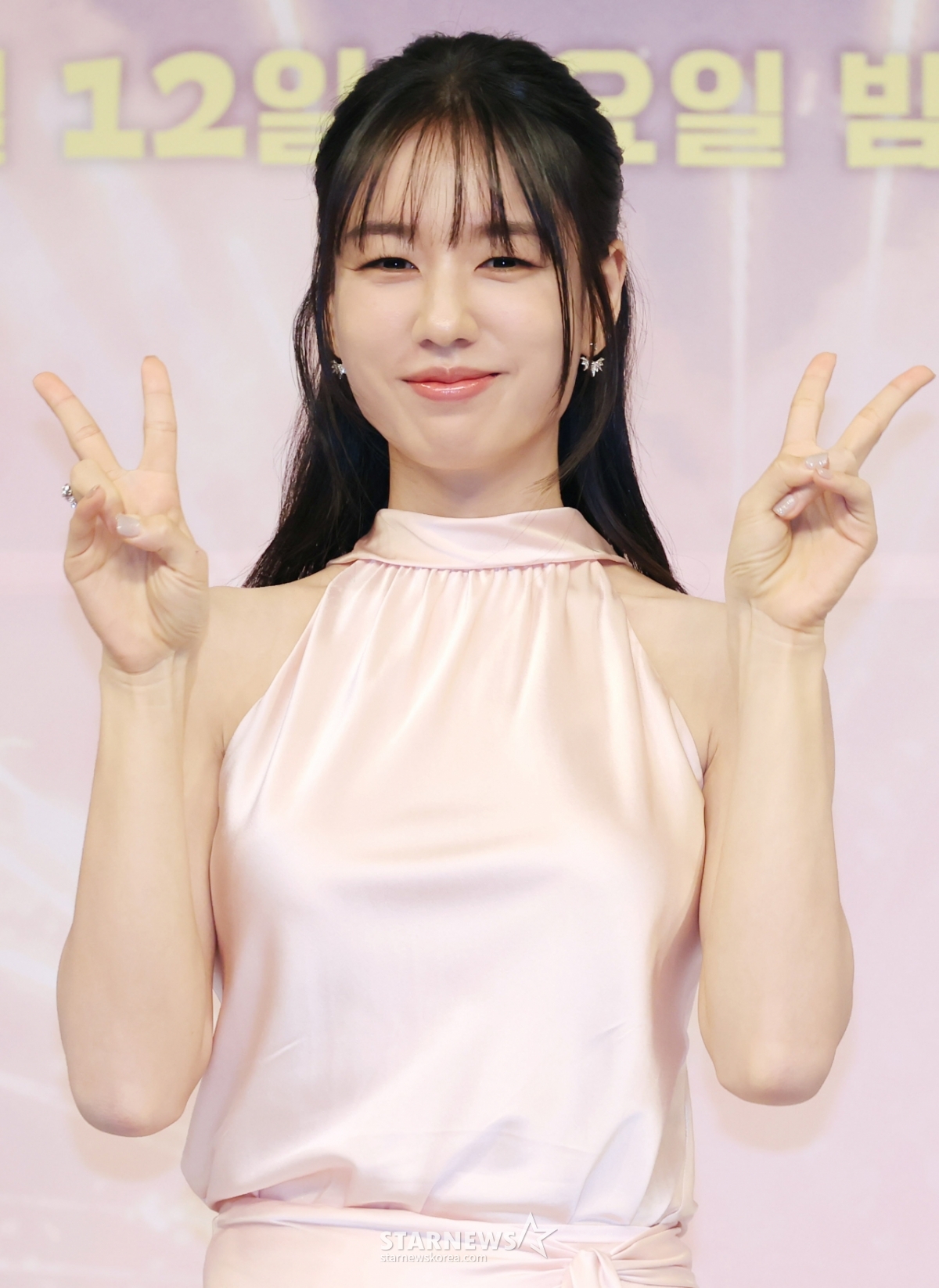 안은진 '사랑스런 양손 브이'[★포토]