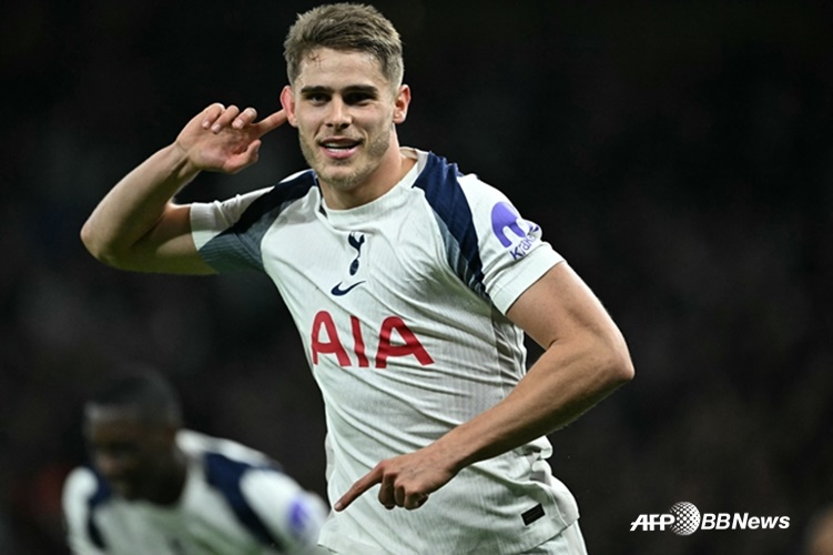 손흥민도 "와우"할 정도! 판더펜 70m 드리블 골→동료들도 경악했다... "메시가 센터백으로 변신했네"