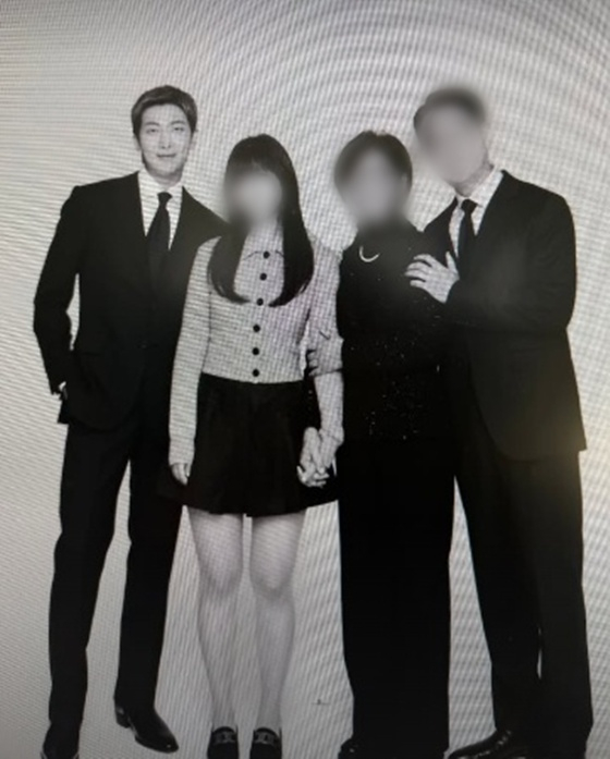 방탄소년단 RM, 가족 사진 공개..부모·여동생 '붕어빵 DNA' 자랑