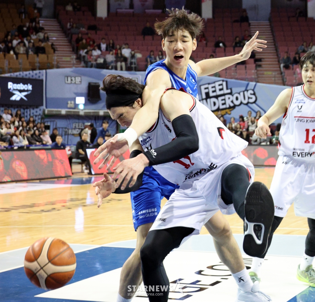 [포토]'악! 김종규에 파울 범하는 이원석