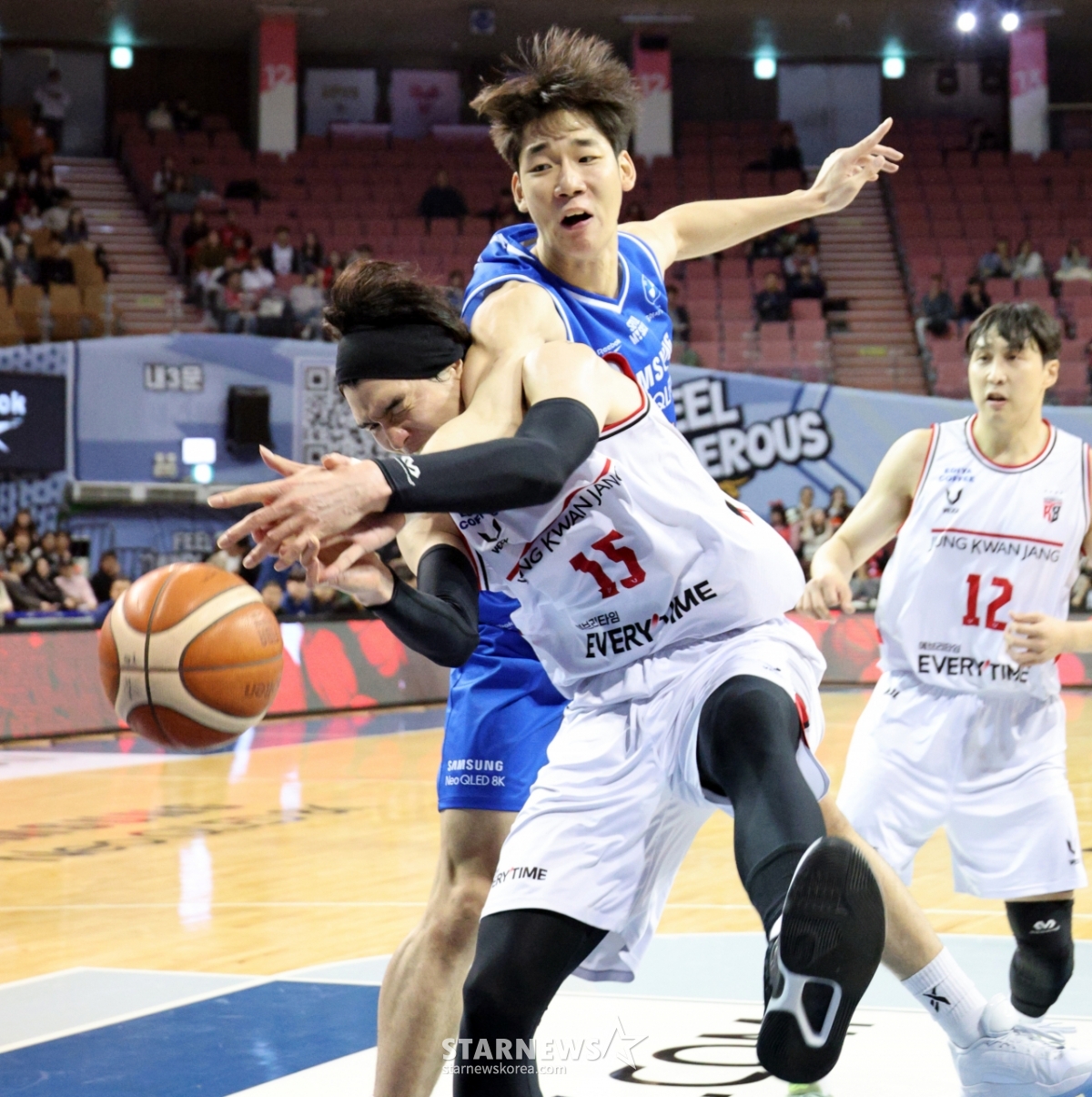 [포토]김종규에 파울 범하는 이원석