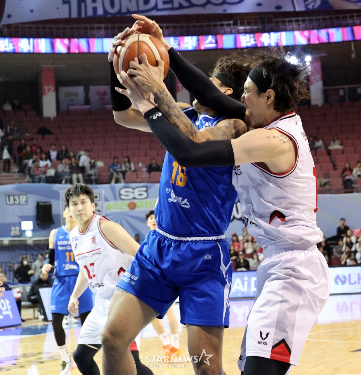 [포토]'구탕과 치열한 볼다툼' 김종규