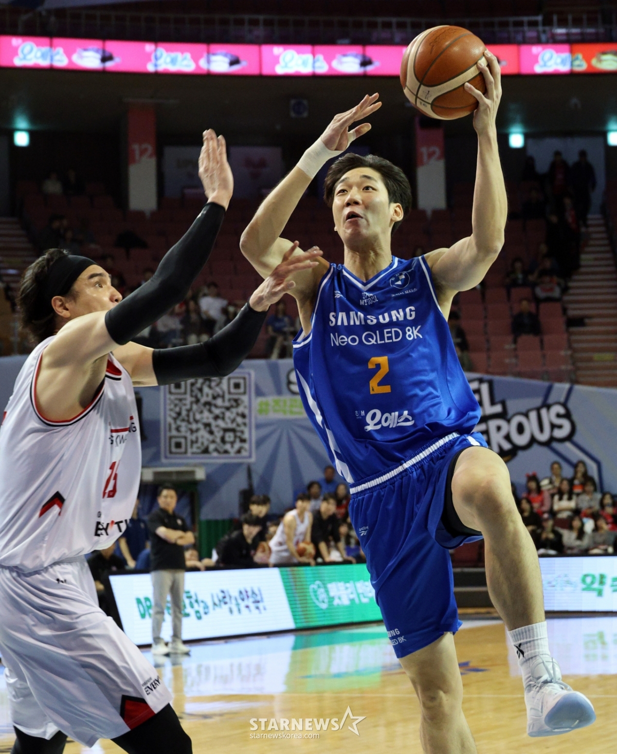 [포토]'김종규 따돌리며' 레이업슛 이원석