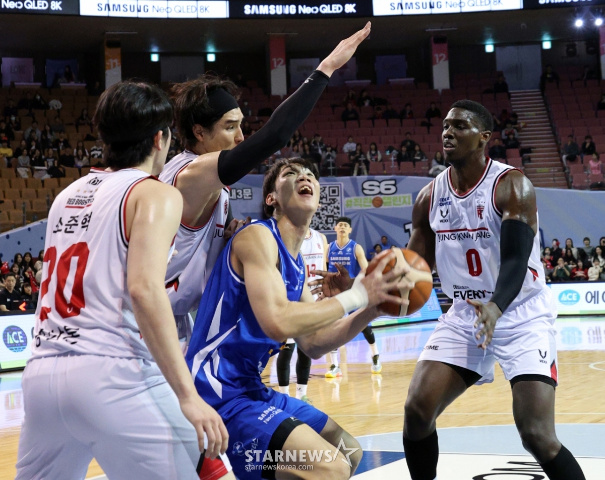 포토]'나 완전히 포위된겨' 이원석 | 스타뉴스, image size:1200x953