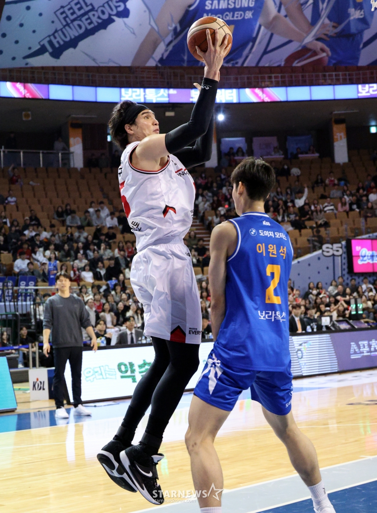 바닥의 배드민턴 코트의 스포츠 체육관 코트에서 — 스톡 사진 © sportoakimirka #249002118, image size:1200x1632