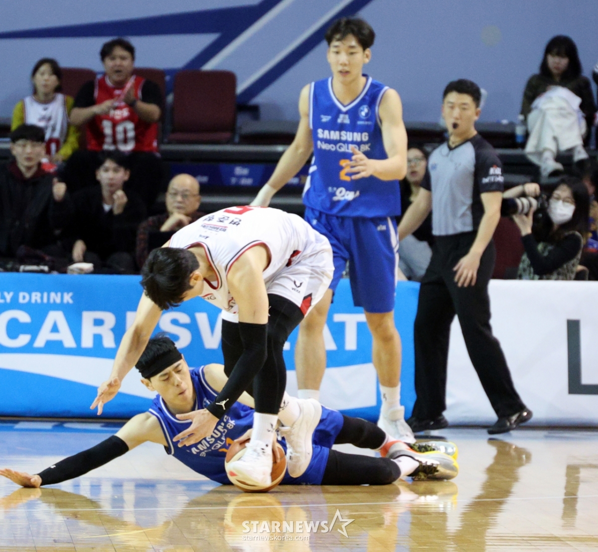 [포토]변준형과 치열한 ?다툼, 이관희