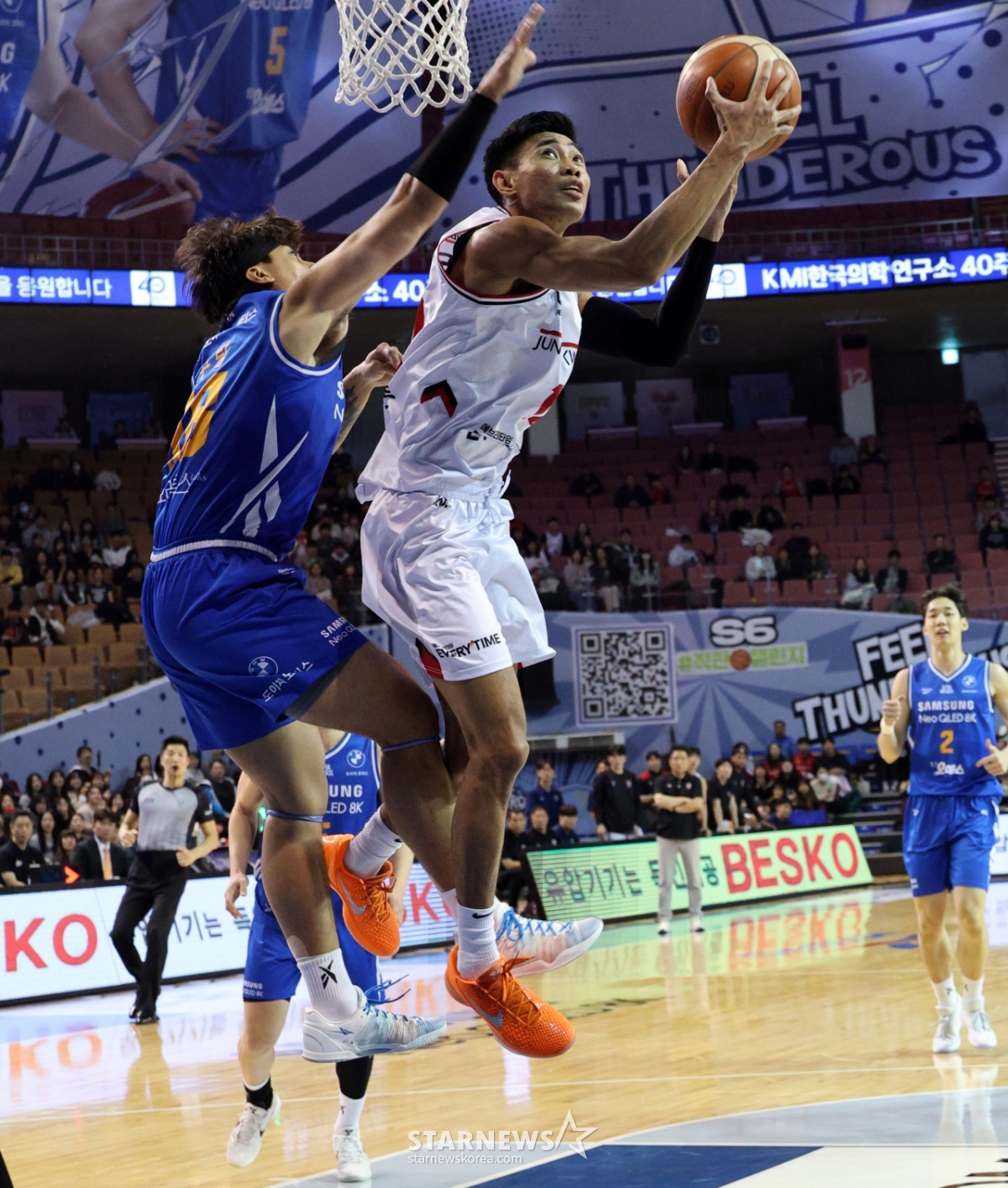 [포토]구탕 따돌리며 리버스레이업, 아반도