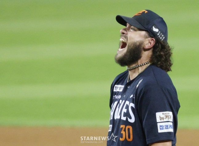 '최소 220억 이상' 폰세 ML 러브콜에도 손혁 단장 의지 확고했다 "금액·정성 총동원, 최선 다하겠다"