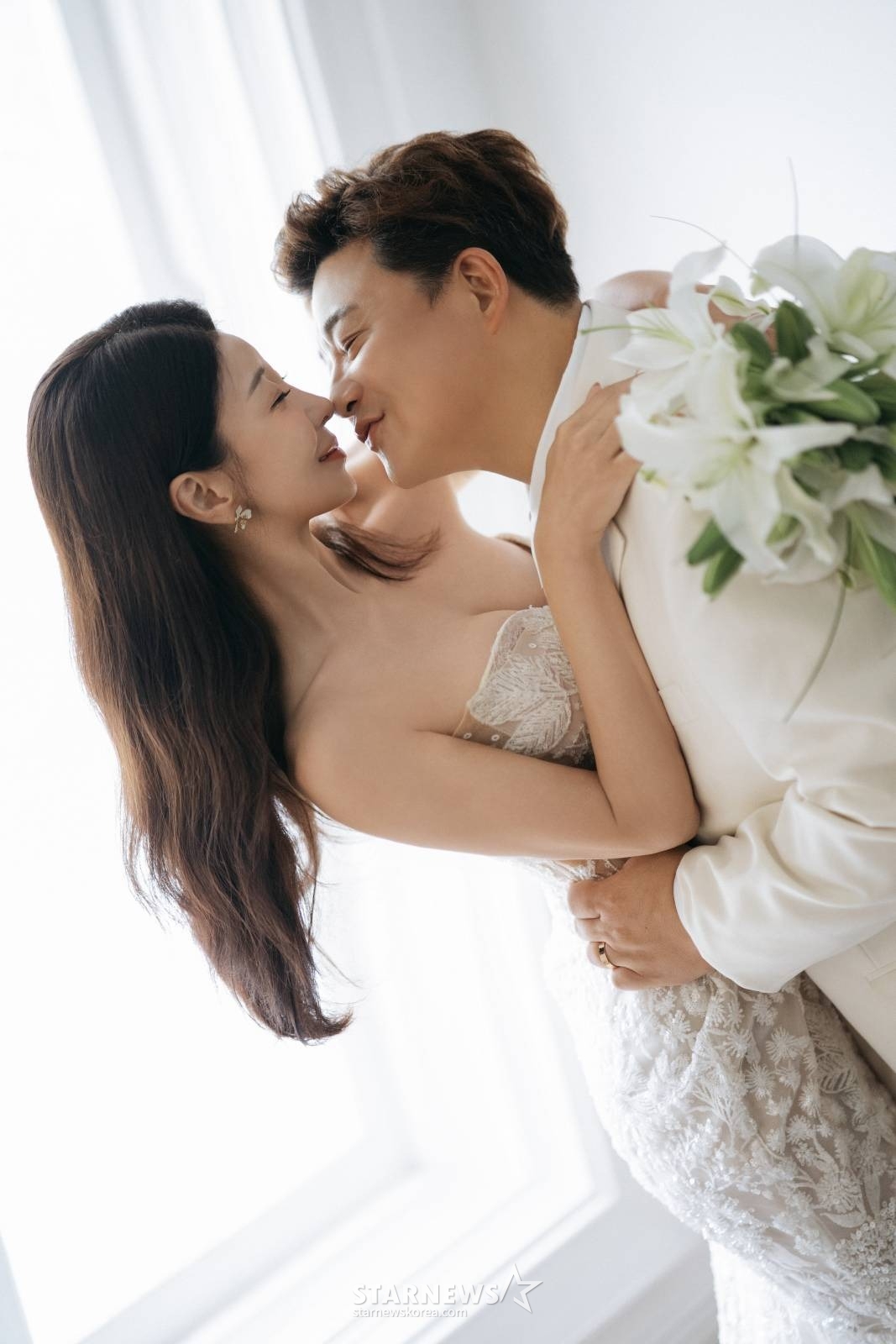 '16kg 감량' 윤정수, 턱선 살아난 새신랑..원진서와 미공개 웨딩화보