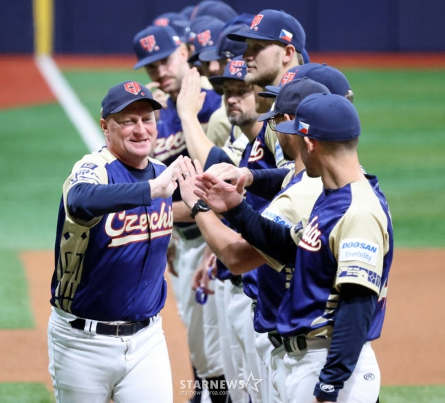 '한국에 패하더니...' 사령탑 "화를 좀 내야겠다" 신경정신과 의사 감독, 이렇게 유쾌할 수가