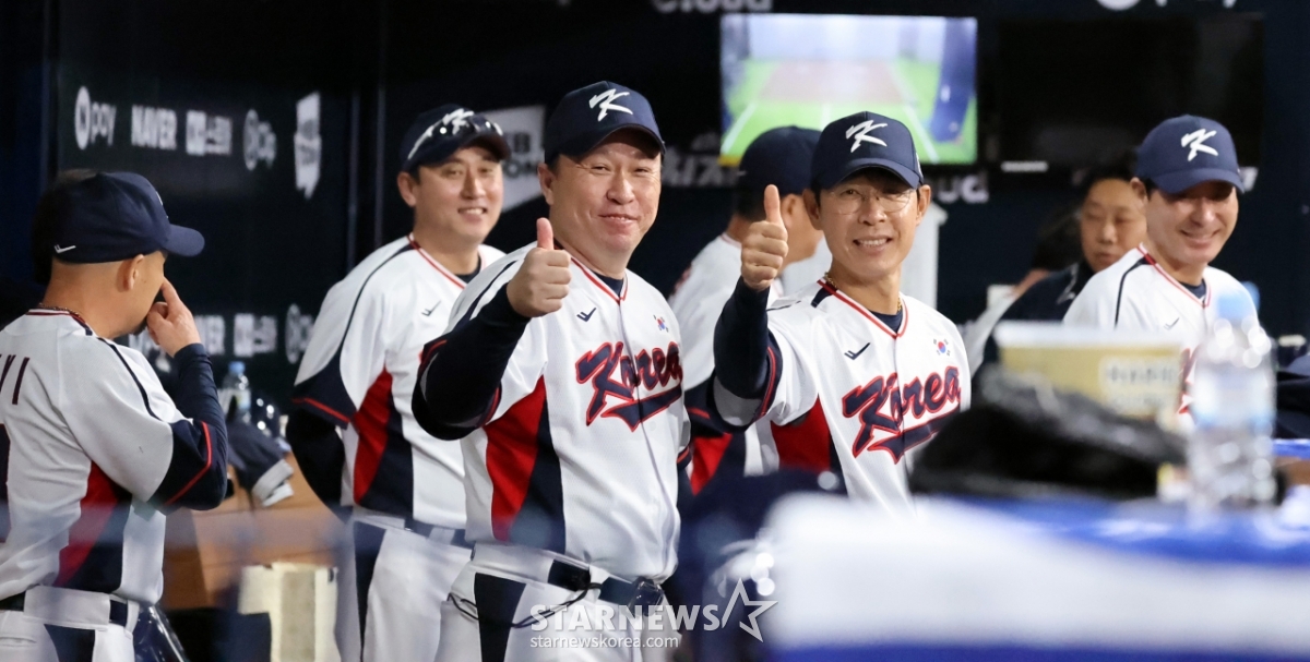 [포토]'야구대표팀 코치진, 반가운 손인사'