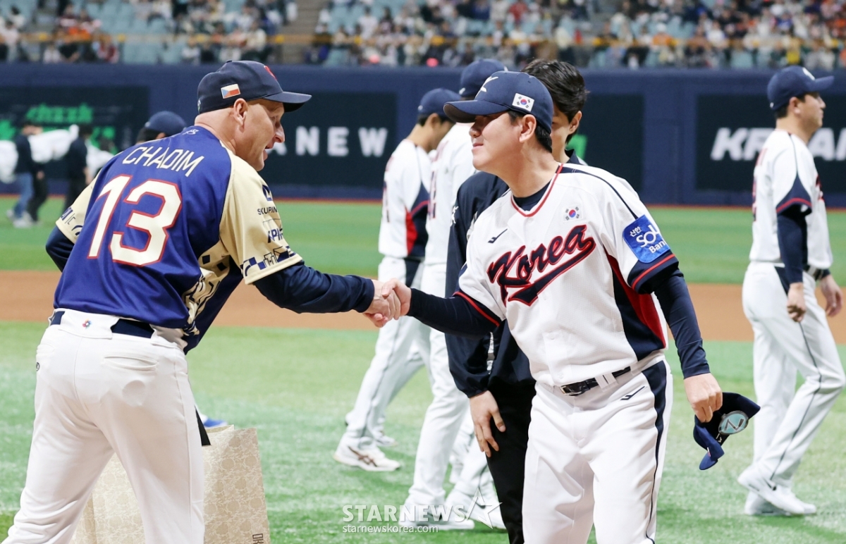 한국-체코전 개막을 앞두고 악수하는 류지현 감독과 파벨 하딤 감독