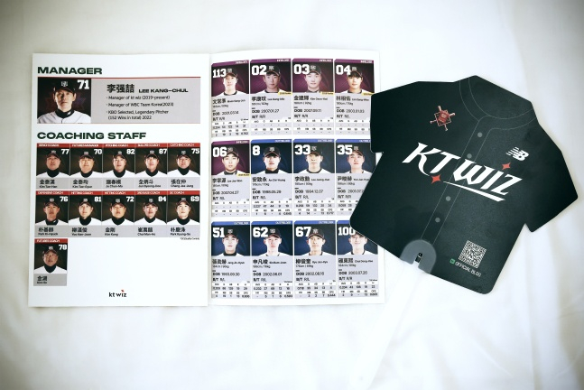 QR 코드만 찍으면 선수단 정보가 한눈에! 손수 제작한 KT 팸플릿, 대만 현지서도 폭발적 인기
