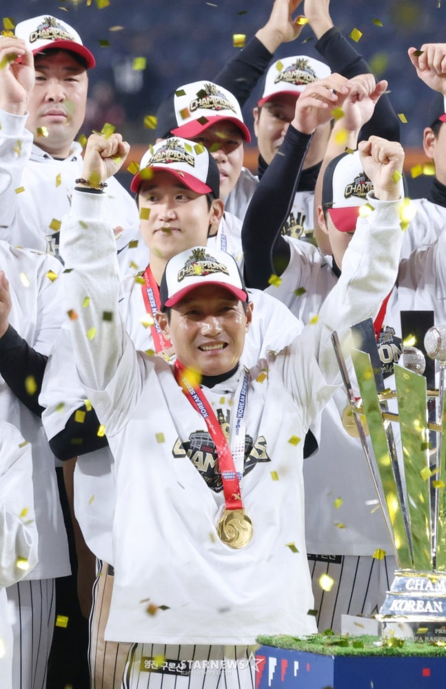 [공식발표] LG 염경엽 감독, 3년 최대 30억 원 재계약! 역대 사령탑 최고액 대우 "구단주님 감사하다, 팬들 덕분"