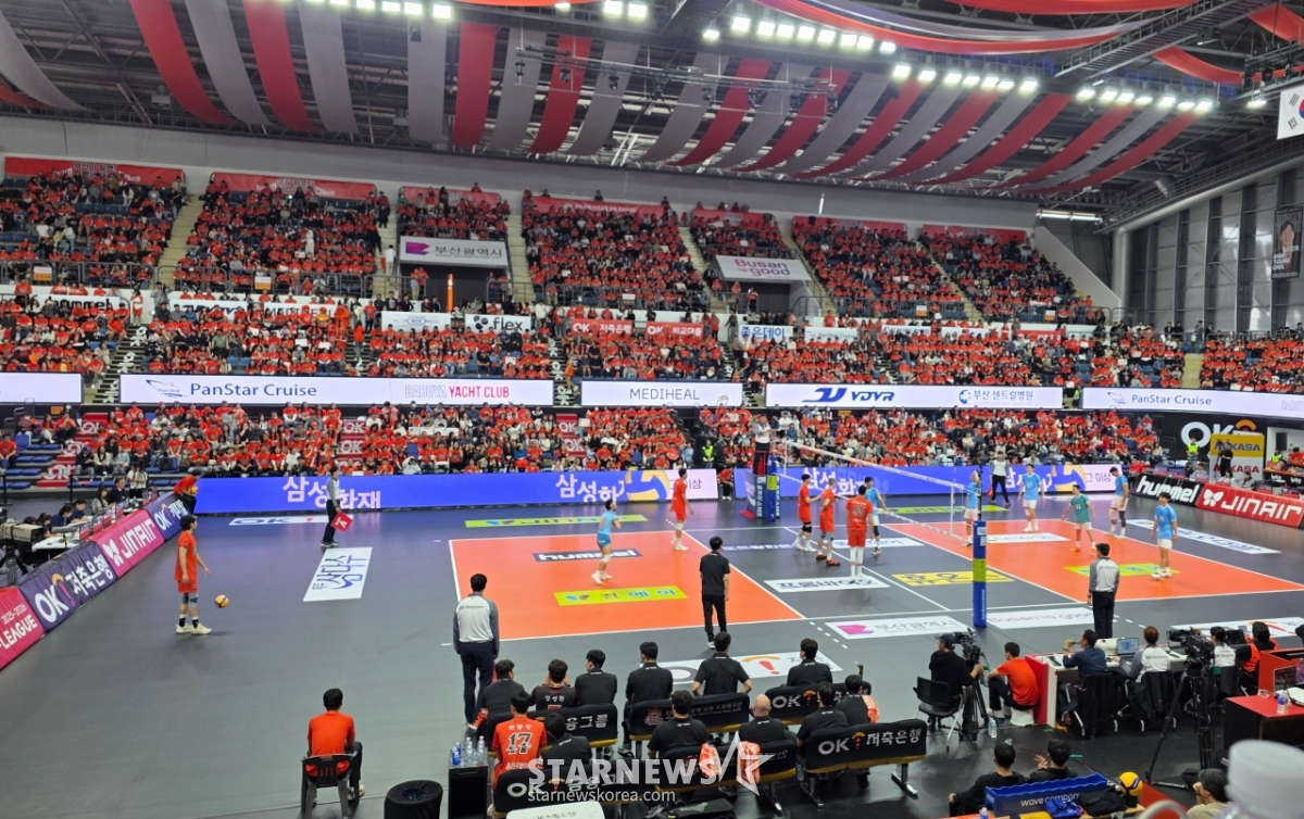 '입석까지 다 팔렸다' 부산 시대 연 OK저축은행, '4270명 만원관중' 열기 속 역사적인 홈 개막전 [부산 현장]