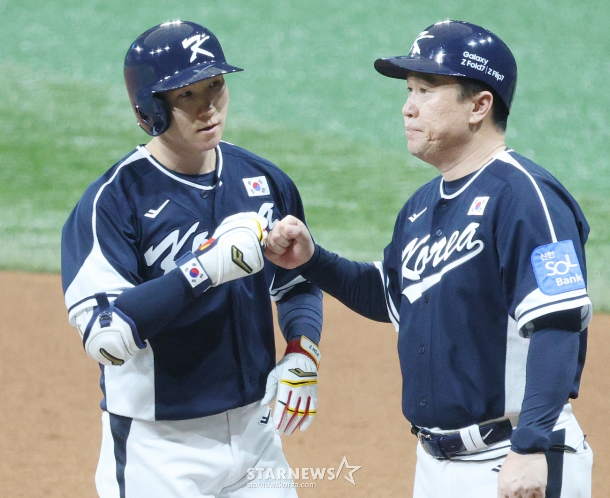 체코전에서 안타 후 더그아웃 인사를 나누는 박성한