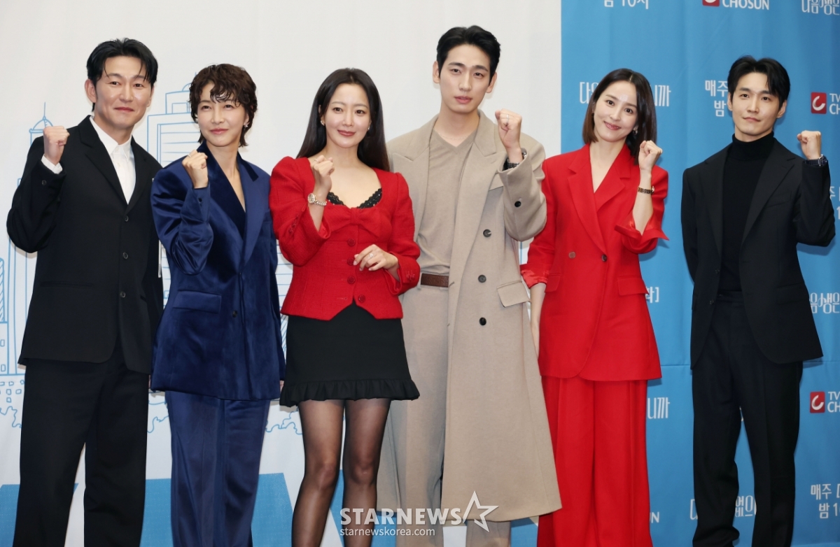 주요 배우 6인 단체컷