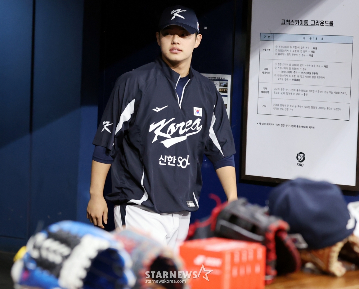 [포토]그라운드 나서는 문동주