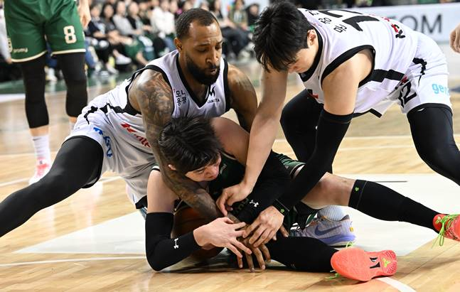 '자유투 단 한 개' 승부 갈랐다, KT 짜릿한 3연패 탈출... DB 5연승 저지