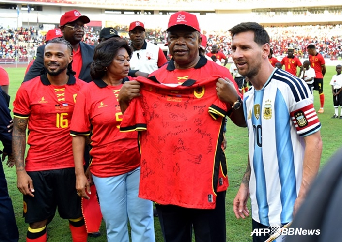 경기 전 메시와 주앙 로렌수 대통령