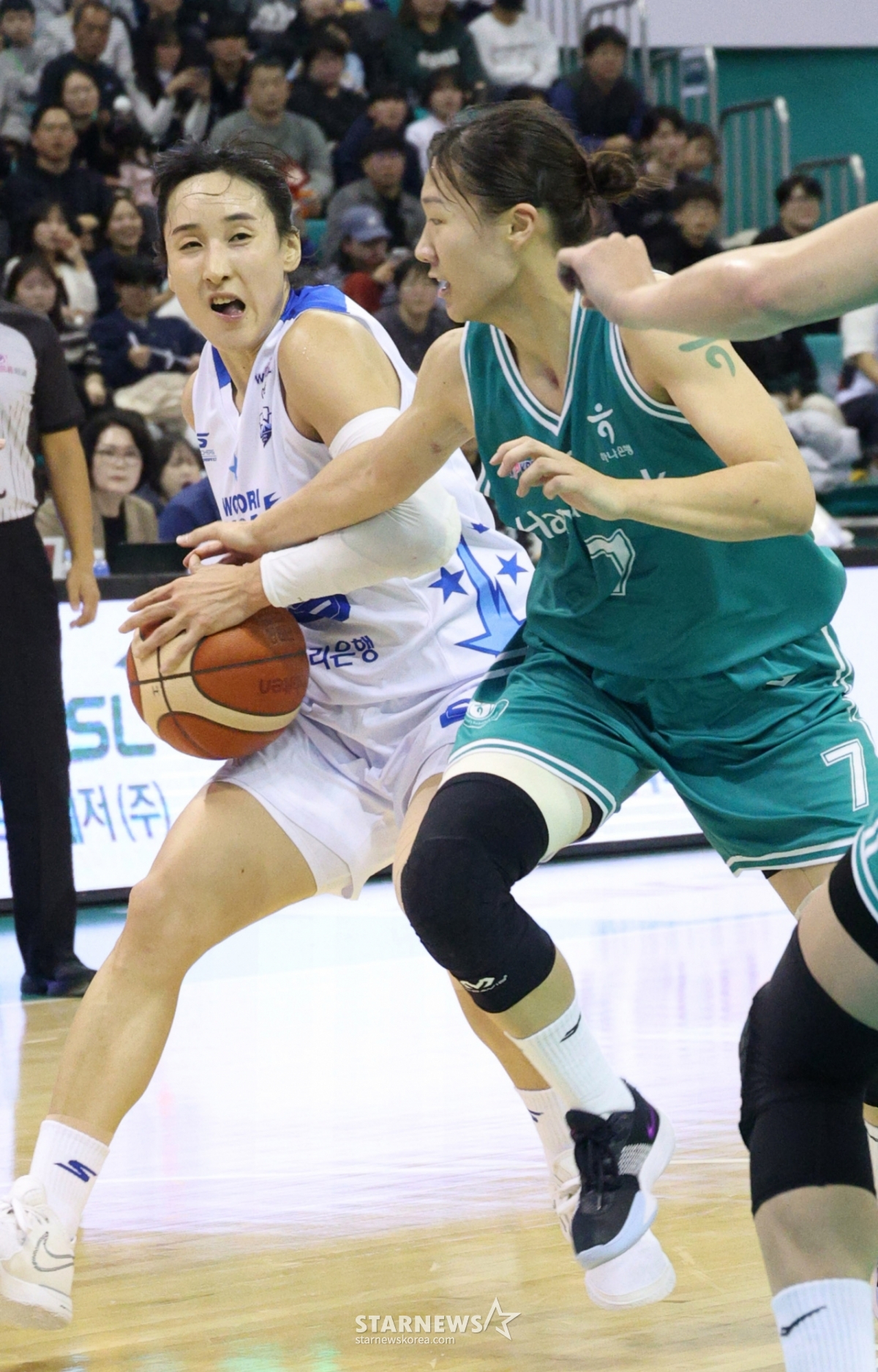 [포토] 김단비 '정예림 비켜'