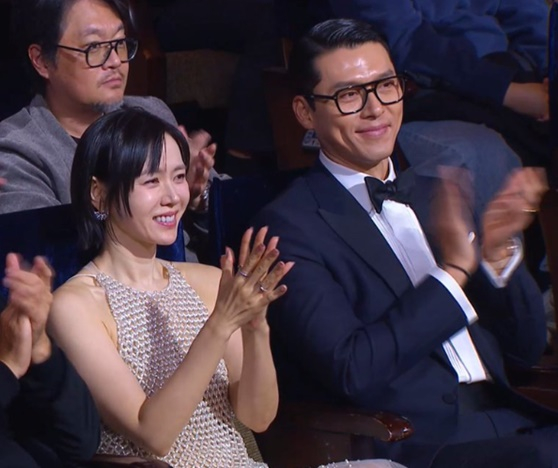 청룡영화상에서 나란히 앉아 있는 현빈·손예진 투샷