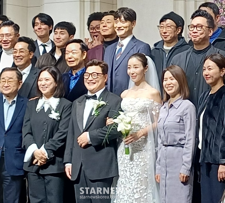 '결혼' 윤정수♥원진서 곁에 김숙도 활짝→31년 만에 첫 축가 '아로하' [스타현장 종합]