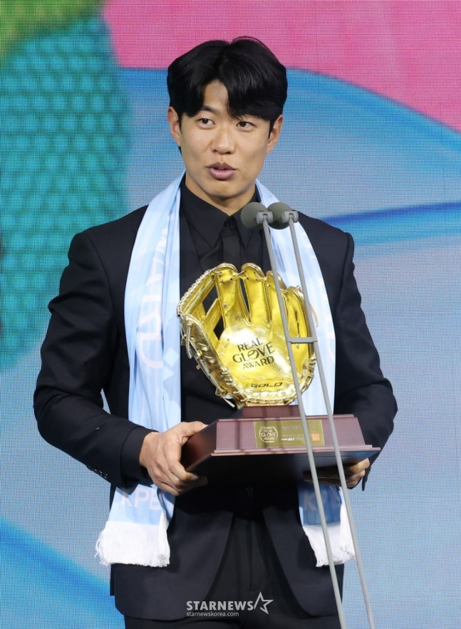 [공식] KBO 선수들이 직접 뽑은 최고의 선수는 '무명 탈출→ML 진출 선언' 영웅 군단의 송성문이었다, 그리고 묵직한 울림 가득한 소감