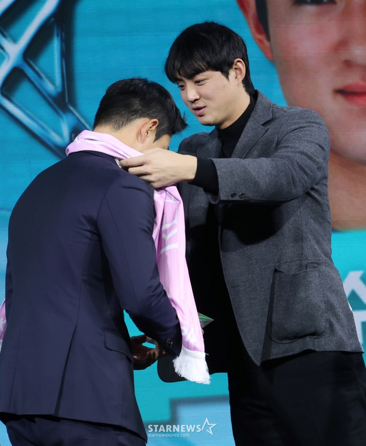 [포토] 구자욱 '블루가 아니라 핑크라 미안'