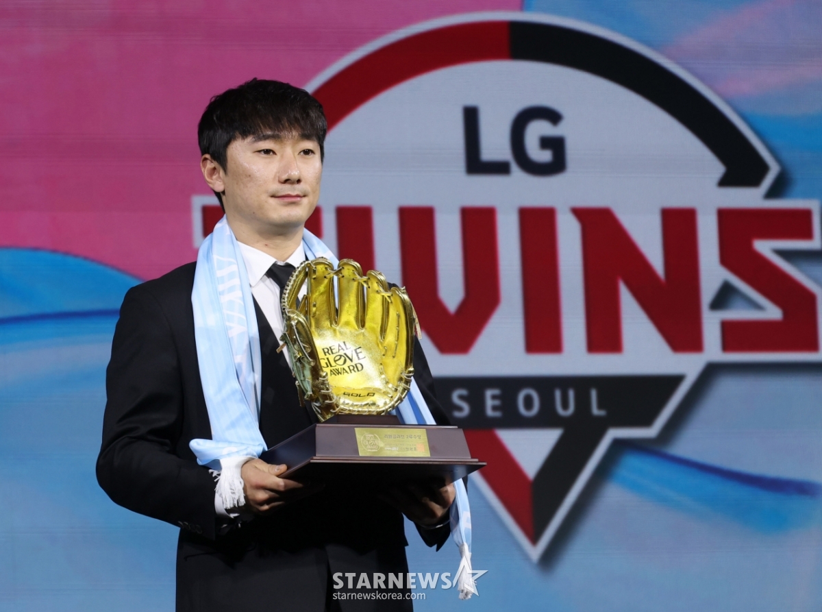 [포토] 신민재 '육성선수 신화의 끝은 어디인가'