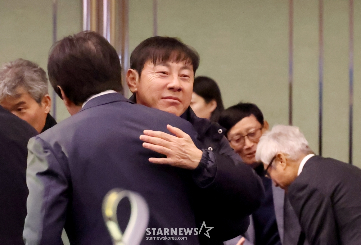 [포토] 황선홍 감독과 포옹 'K리그 대상시상식'에 참석한 신태용 전 울산감독