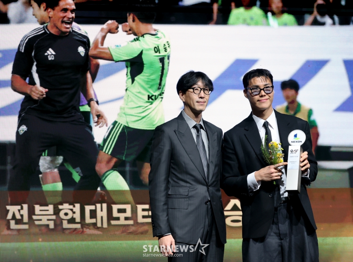 [포토] 'K리그 대상시상식' 올해의 세리머니상 이승우(대리수상 송범근)