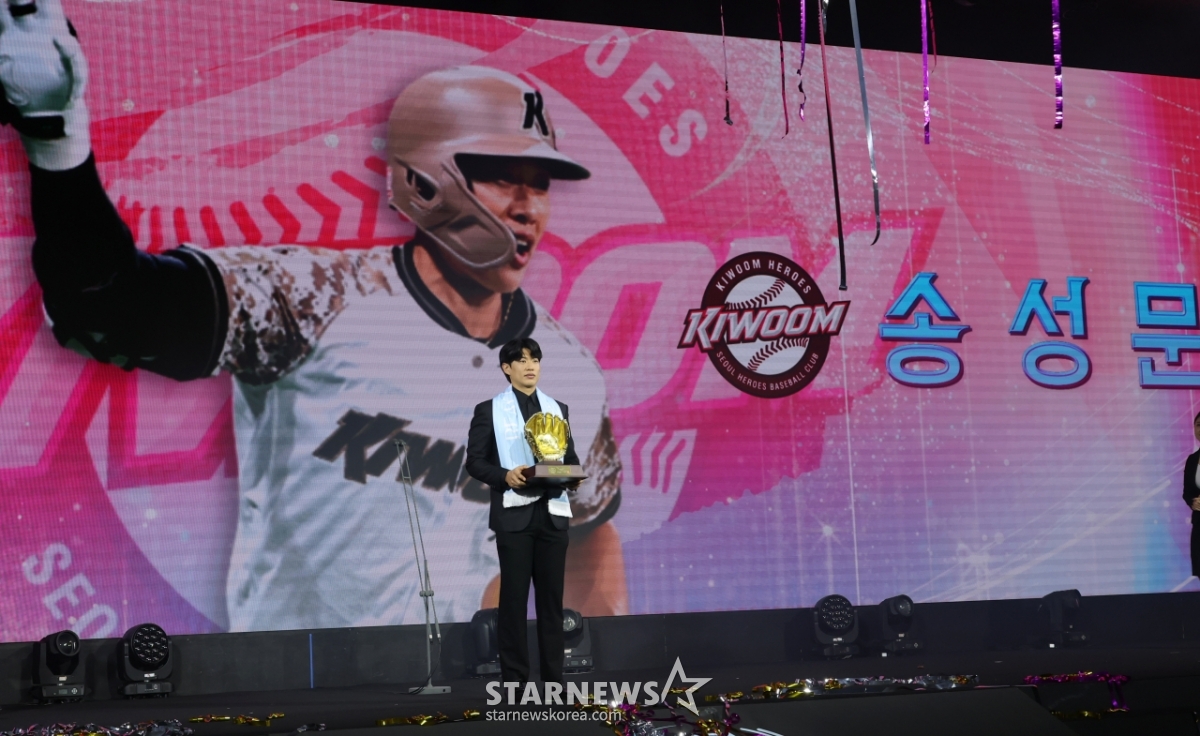 [B하인드★] 동료 원픽 송성문, '올해의 선수'상은 MLB 향하는 최고의 선물
