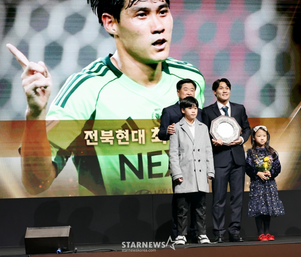 [포토] 'K리그 대상시상식' 공로상 수상한 최철순과 임상혁