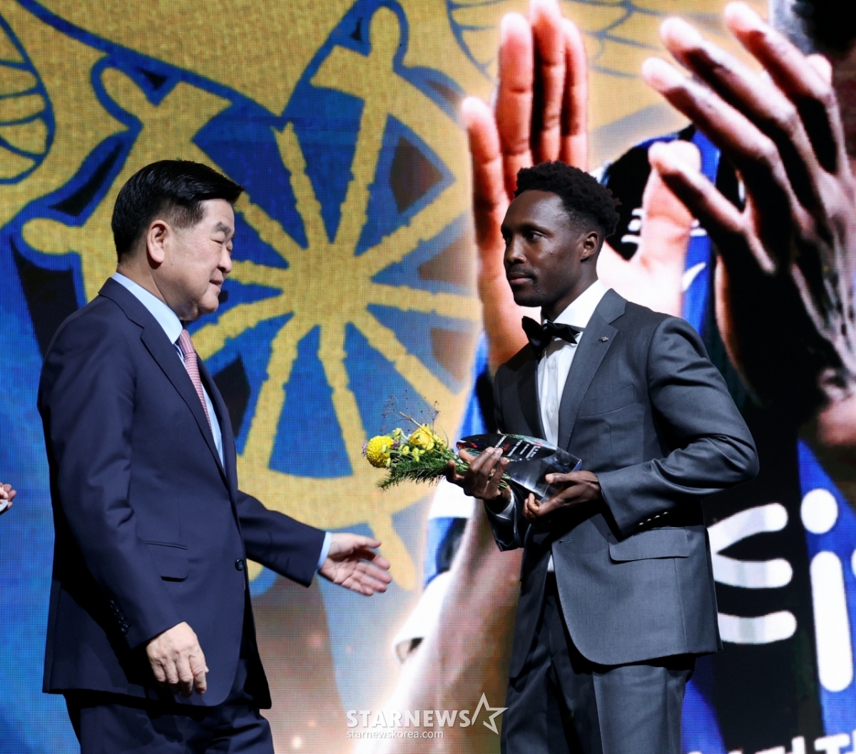 [포토] 'K리그 대상시상식' k리그2 MVP 인천 제르소