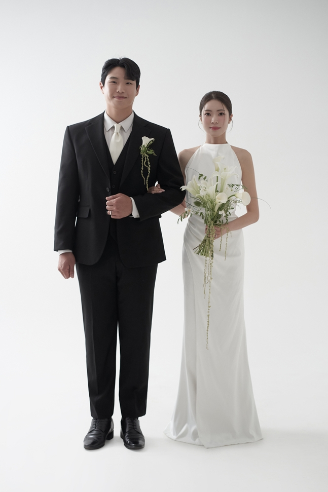 류효용 SSG 육성군 타격코치, 7일 김수정씨와 백년가약 "2년 교제 이후 부부의 연"