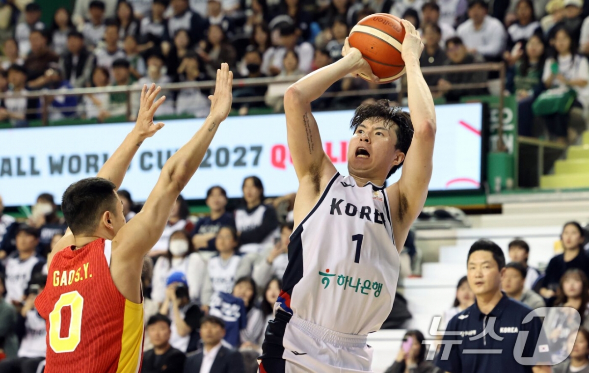 '이정현+이현중 44점 대폭발' 中 농구 또 박살! 무려 14점 차 대승... 중국전 '12년 만의' 역사적 2연승 [원주 현장리뷰]