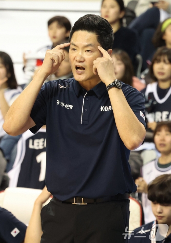 '만리장성 와르르' 中 2연속 격파, 전희철 임시 감독 "이렇게 편하게 이긴 건 처음" [원주 현장]