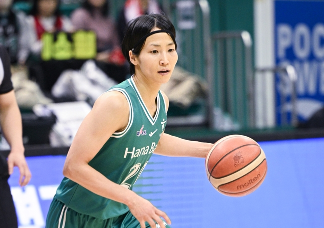 '친정팀 혼쭐낸 사키' 이상범 매직 하나은행, '디펜딩 챔피언' BNK 격파! 3연승 질주→KB와 공동 선두 등극