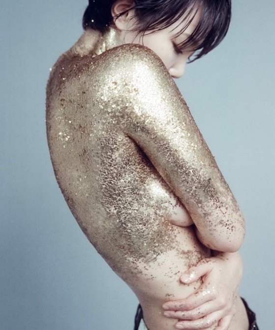 '연애 인정' 손수아, 母 이경실도 놀랄 세미 누드..금으로 장식한 몸