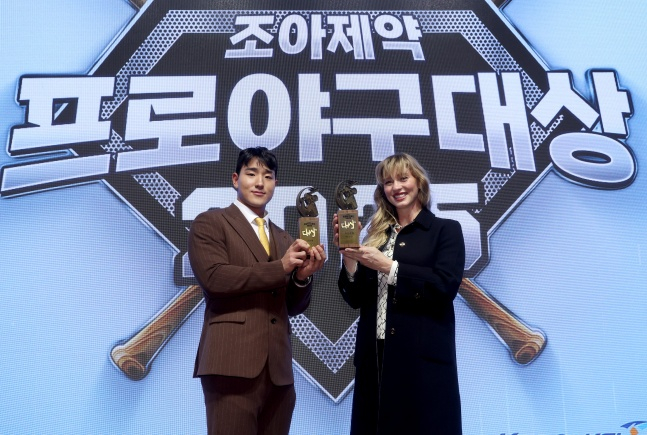 'MVP 폰세와 어깨 나란히' 신인왕 안현민, 조아제약 프로야구 공동 대상 수상 쾌거 [역삼동 현장리뷰]