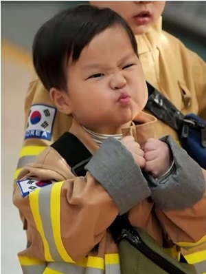 '슈돌' 정우, 소방관 변신에 귀여움 폭발..빠방~