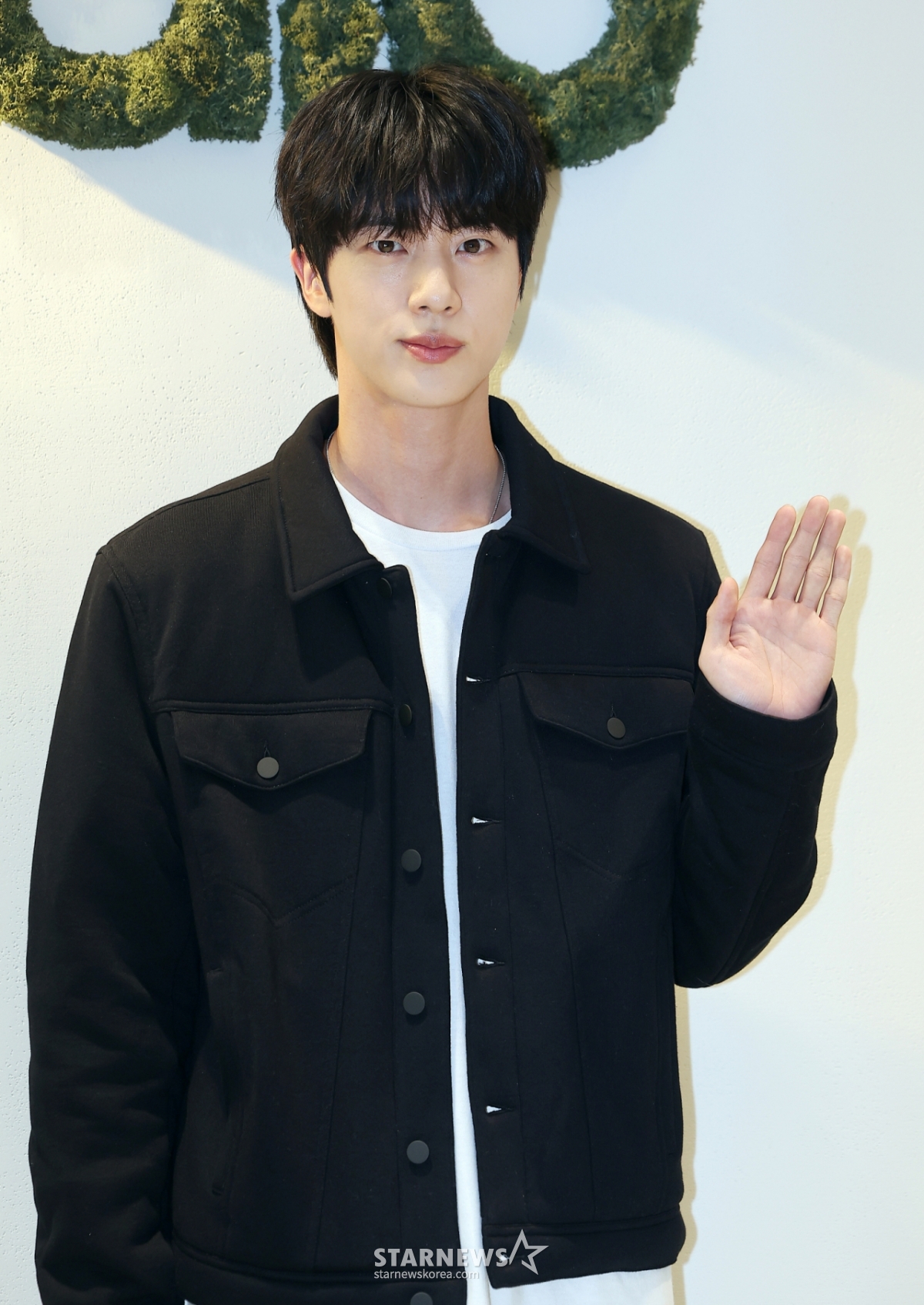 "뽀뽀가 범죄?" 경악..BTS 진 강제추행 日여성, 내년 7월 법정 선다