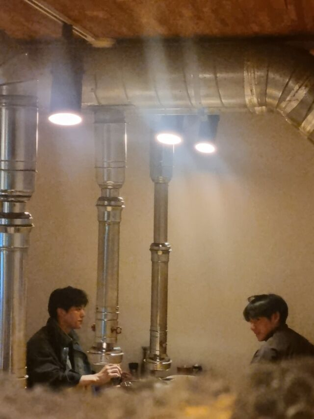 방탄소년단 뷔, 송강과 고깃집 만남..군대가 이어준 우정