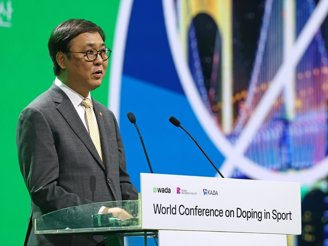 최휘영 문체부 장관, 부산 WADA 총회 현장서 활발한 '스포츠 외교'